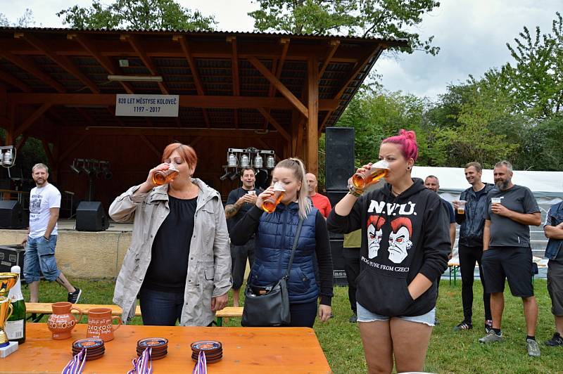 Kolovečtí pili pivo a házeli sudy.