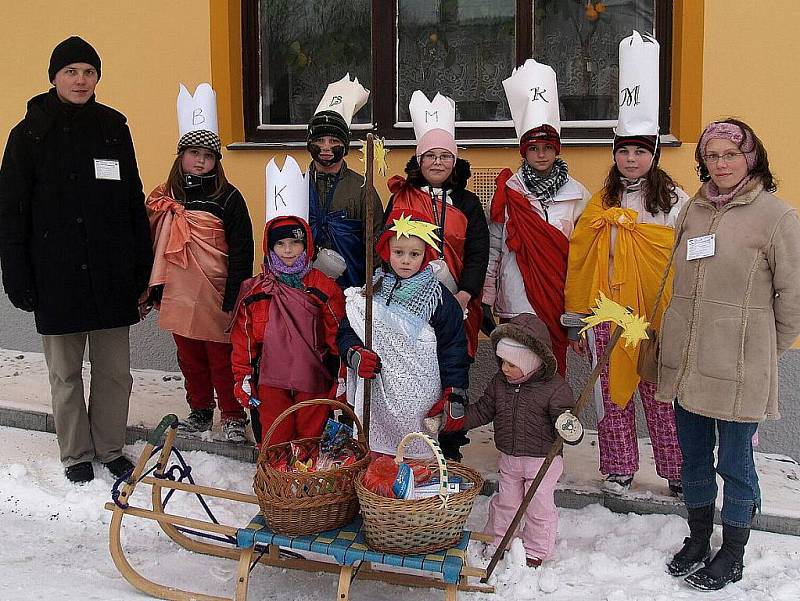 Loučimští koledníci. Zadní řada (zleva) Josef Dědina, Aneta Švábová, Martin Kacerovský, Andrea Jungová, Hanka Důloveczová, Bára Kacerovská, Jana Dědinová, přední řada (zleva) Eliška Vávrová, Hanička Matějková a Maruška Dědinová. 