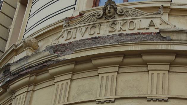 PONIČENÉ PRVKY na fasádě bývalé dívčí školy v domažlické Komenského ulici. 