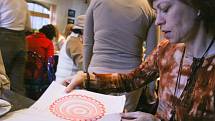 Návštěvníci Kavárny Fénix si pod vedením Marie Výrutové (na snímku) vyzkoušeli kreslení kruhových obrázků, mandal.