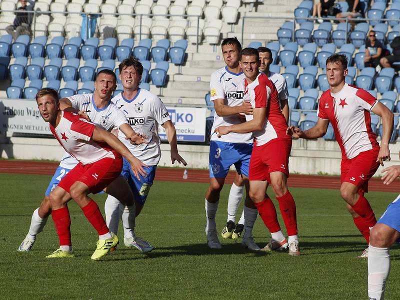 6. kolo FORTUNA ČFL A: TJ Jiskra Domažlice (na snímku fotbalisté v bílých dresech) - FC Slavia Karlovy Vary 2:2 (2:1).