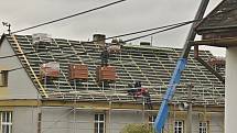 Z oprav střechy na obecním úřadě v Loučimi.