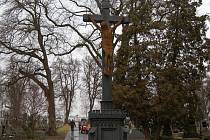 Litinový kříž na domažlickém hřbitově.