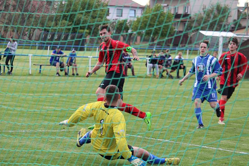 Staňkovští fotbalisté zdolali hokejisty Plzně 4:2.