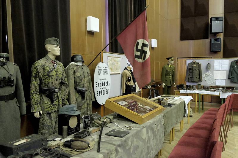Výstava v Lidovém domě ve Staňkově představuje vojenskou výzbroj a výstroj od Rakouska-Uherska do Druhé světové války.