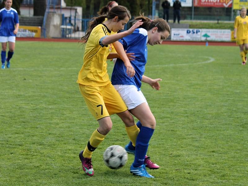 Sedmý turnaj v sezoně II. ligy starších žákyň v Domažlicích - zápas domácí Jiskry s pražskou Duklou - 1:0 (1:0).