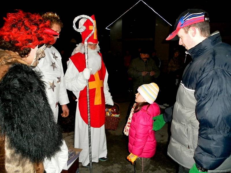 Z rozsvícení stromu a mikulášské nadílky v Čermné.