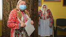 V Mrákově na Domažlicku k volbám přišly některé z voliček oblečené do tradičního chodského kroje.