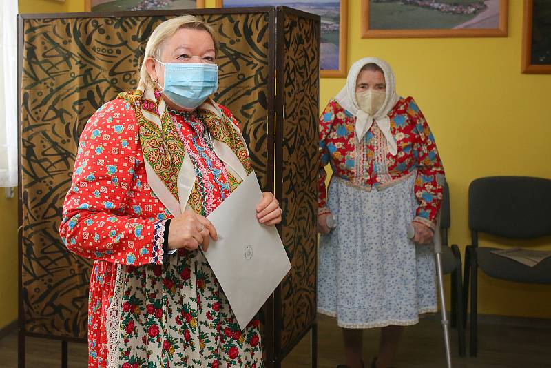 V Mrákově na Domažlicku k volbám přišly některé z voliček oblečené do tradičního chodského kroje.