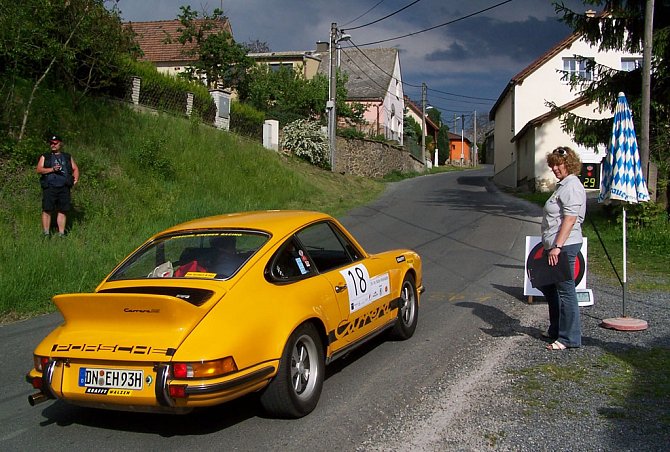 Tento čtvrtek a pátek uvidíme na Domažlicku opět účastníky Rallye Wiesbaden. Chybět nebudou ani vozy Porsche 911. 
