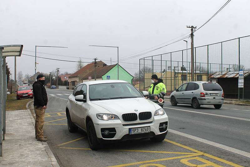 Od pondělí platí omezení pohybu obyvatel mezi okresy. Na dodržování opatření dohlížejí policisté.