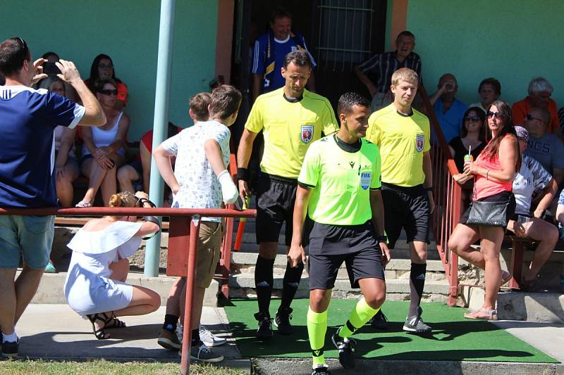 Přátelský zápas na oslavu 55 let herce Ivana Trojana v Krchlebech: šKrchlebský samet - Real Top Praha 6:10.