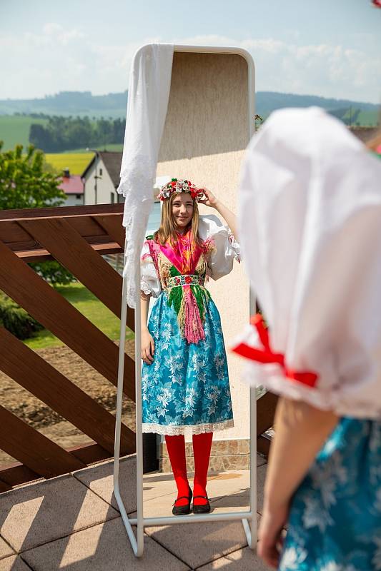 Svatba v chodských krojích A ROUŠKÁCH. Na přípravu musely nevěstám Gábině P. a Lucii V. stačit tři týdny.