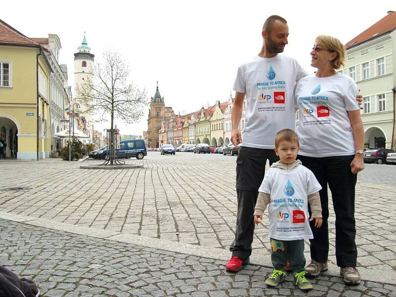 MILÁ NÁVŠTĚVA. Při jednodenní zastávce v Domažlicích přijeli Davida Chrištofa podpořit jeho maminka Dagmar a synovec Jindřich Lundák. 