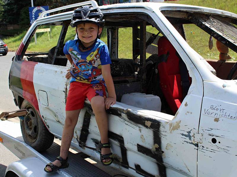 Jedinou trať v České republice, kde lze pořádat závody stock - car, najdete v Domažlicích. V neděli se tam opět závodilo. 