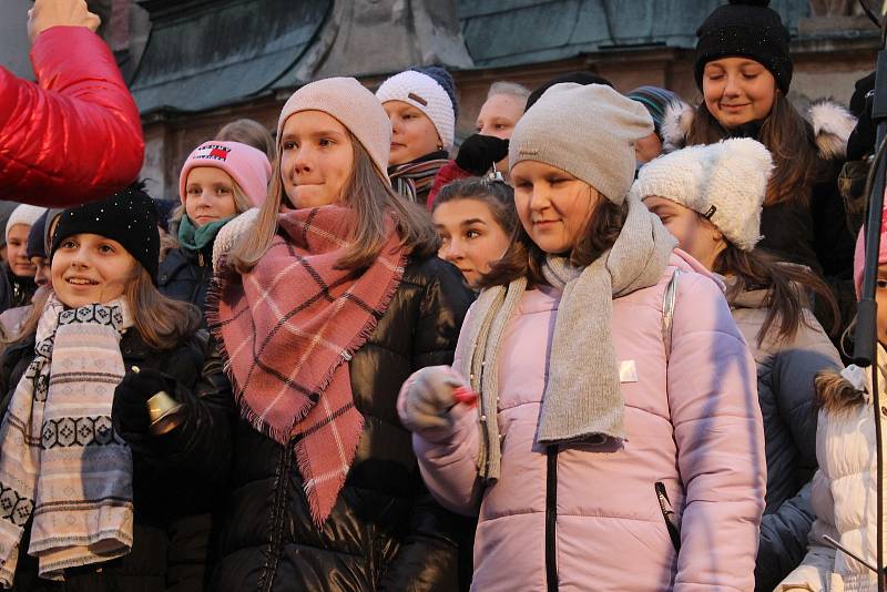 Zpívání koled u stromečku a jeho rozsvícení na domažlickém náměstí.