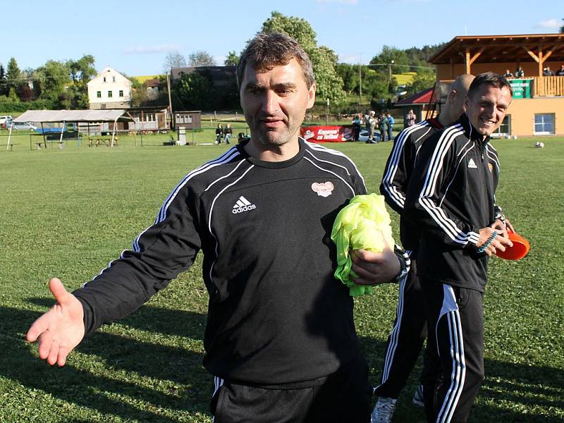 Jan Suchopárek, Luboš Kozel a další členové realizačního týmu pražské Dukly se loučí s fotbalisty Oplotce.