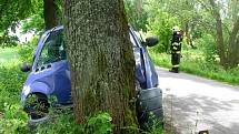 Z MÍSTA NEHODY. Řidič automobilu měl při vší smůle zároveň asi obrovské štěstí.  