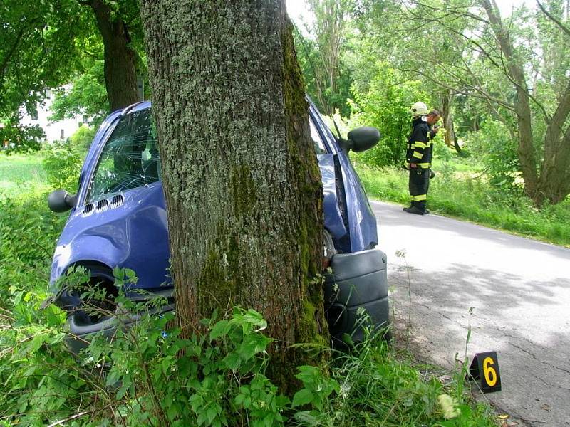 Z MÍSTA NEHODY. Řidič automobilu měl při vší smůle zároveň asi obrovské štěstí.  