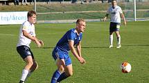 13. kolo FORTUNA ČFL, skupina A: FK Motorlet Praha (modří) - TJ Jiskra Domažlice (hráči v bílých dresech) 1:1 (1:1).