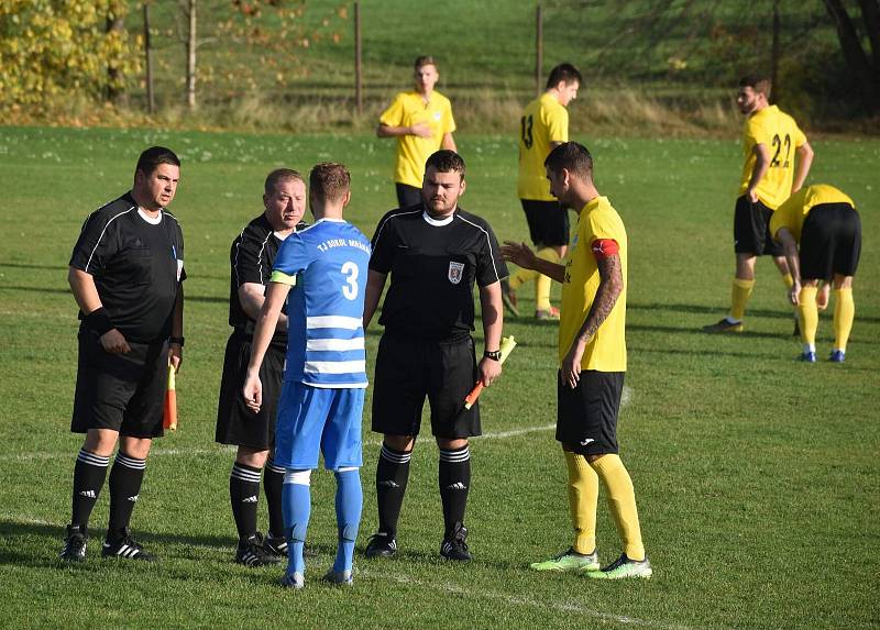 Fotbalisté TJ Sokol Mrákov (modří) skončili v anketě o nejsympatičtější fotbalový klub okresu třetí. Bude se jim dařit i ve finále?