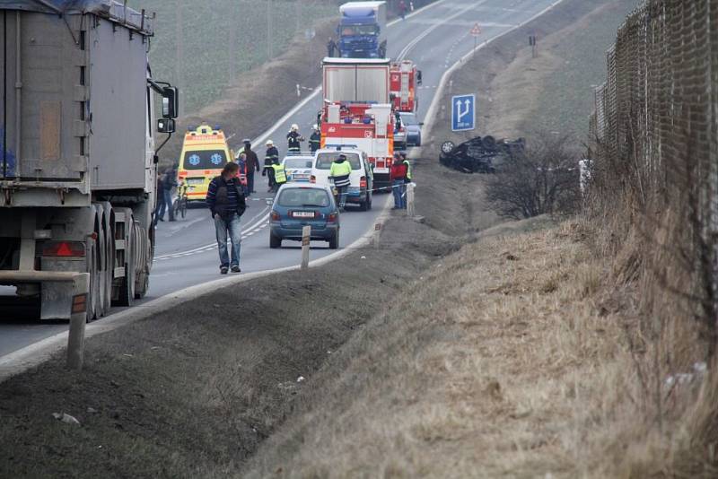 Nehoda osobního auta a kamionu u Holýšova.