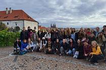 Návštěva Prahy, v pozadí panorama Pražského hradu