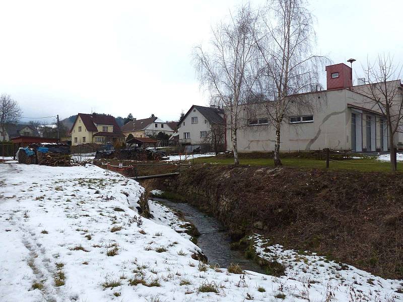 UZAVŘENÁ LÁVKA. Postřekovští ji využívali jako zkratku kolem hasičské zbrojnice (vpravo) do centra obce.