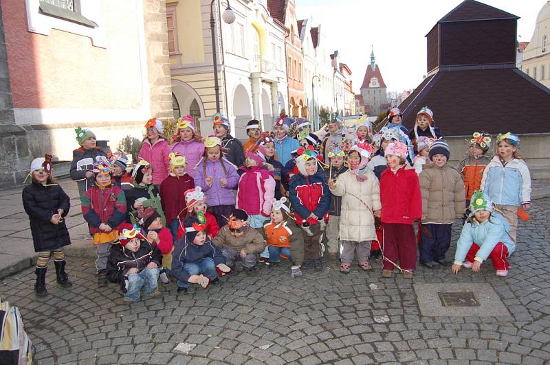 Děti Mateřské školy Palackého v Domažlicích se dopoledne postaraly o rozruch na náměstí. Vyrazily do ulic totiž v maskách.