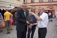 Ralph Wenzel (vpravo) předává starostovi Domažlic Miroslavu Machovi skleněnou plastiku. Uprostřed ředitel MKS Kamil Jindřich.