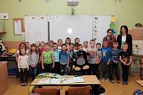 Žáci 1. C ze Základní školy Komenského 17 v Domažlicích s učitelkou Šárkou Krocovou.