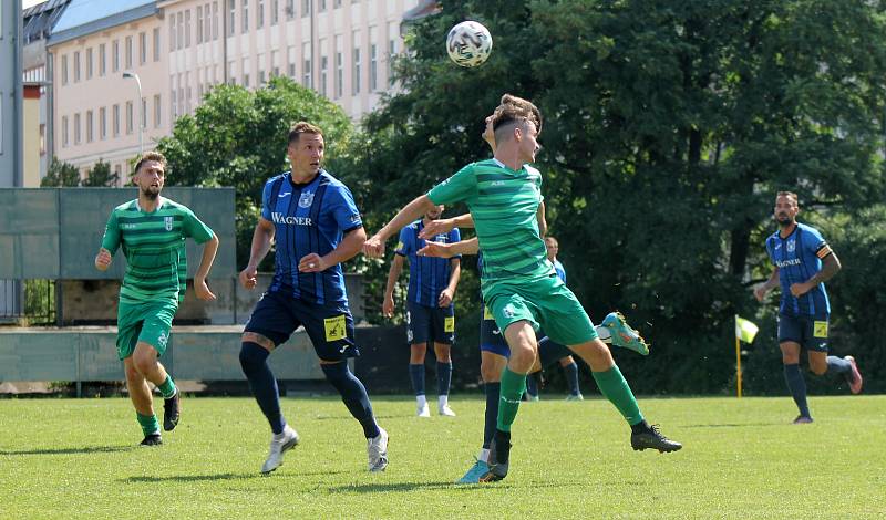 1. kolo FORTUNA ČFL, skupina A - 2022/2023: FK Loko Vltavín - TJ Jiskra Domažlice (hráči v modrých dresech) 1:2 (0:1).