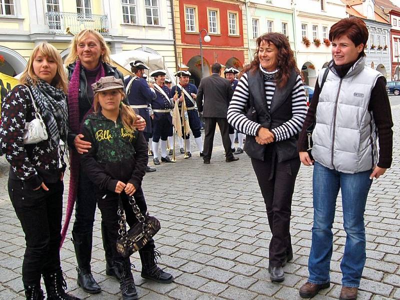 Furthský starosta přijel s manželkou a dcerami (vlevo). Vedle nich ženy, bez nichž by se program neobešel – koordinátorka Hana Vaňková (vpravo) a tlumočnice Dagmar Vlčková