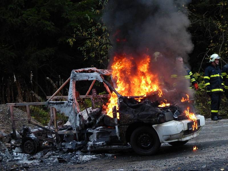 Dílští a postřekovští hasiči zdolávali požár auta.