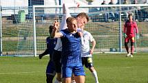 13. kolo FORTUNA ČFL, skupina A: FK Motorlet Praha (modří) - TJ Jiskra Domažlice (hráči v bílých dresech) 1:1 (1:1).