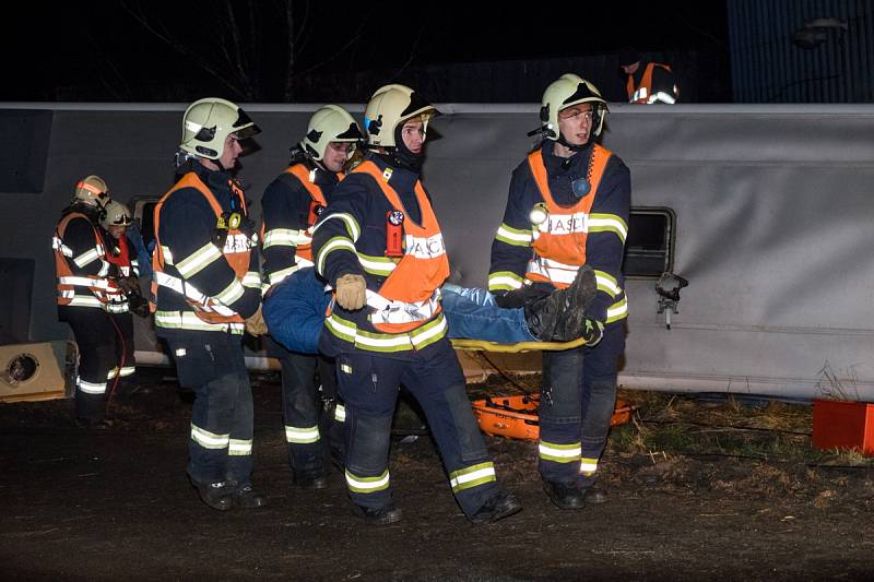 Záchranáři trénovali havárii autobusu u Dolního Metelska.
