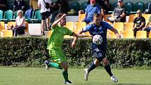 6. kolo FORTUNA ČFL, skupina A: FK Loko Vltavín (zelení) - Jiskra Domažlice (modří) 2:2.