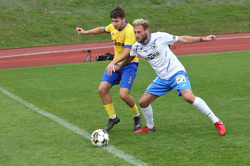 10. kolo FORTUNA ČFL, skupina A: TJ Jiskra Domažlice (na snímku fotbalisté v bílých dresech) - FC Písek 3:0 (2:0).