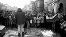 Na lavičce stojí zády Hynek Faschingbauer, iniciátor setkání v týdnu po Sametové revoluci v listopadu 1989.