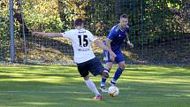 13. kolo FORTUNA ČFL, skupina A: FK Motorlet Praha (modří) - TJ Jiskra Domažlice (hráči v bílých dresech) 1:1 (1:1).