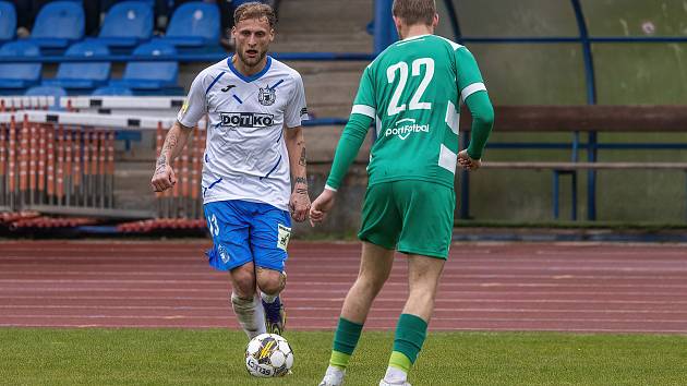 22. kolo FORTUNA ČFL, skupina A: TJ Jiskra Domažlice (na snímku fotbalisté v modrobílých dresech) - Bohemians Praha 1905 B 2:0.