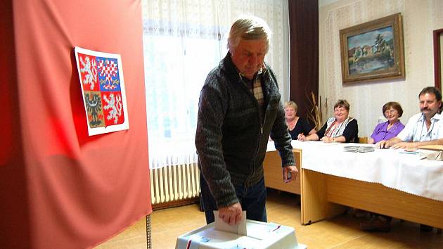 Z voleb v Srbech. V pátek krátce před 21. hodinou odvolil Vladimír Oleník.