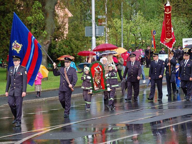 Hasičský průvod k svátku sv. Floriána v Domažlicích.