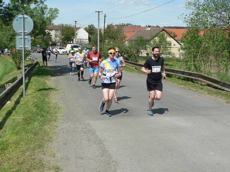 Závod Křenovská pětimíle – Běh pro Elišku uspořádali v Křenovech. Výtěžek akce poputuje na úhradu holčiččiných rehabilitací.