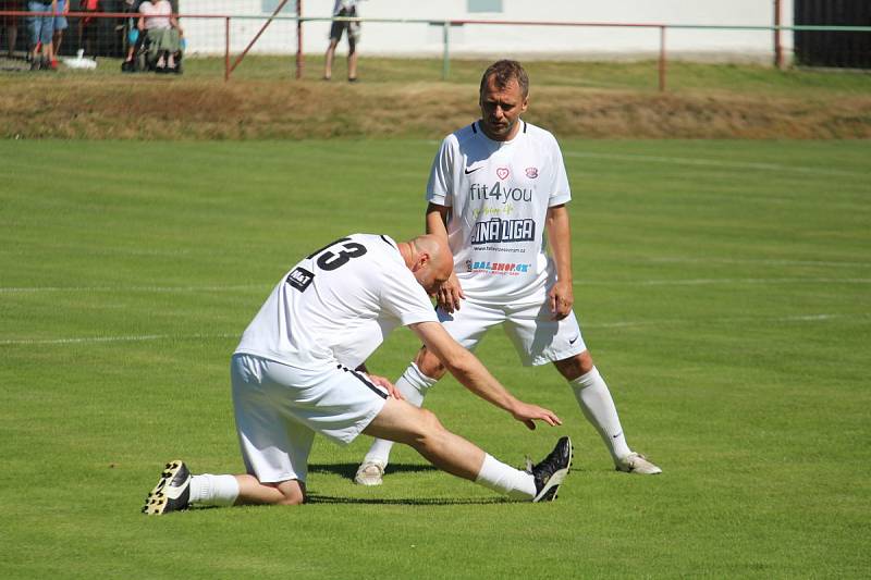 Přátelský zápas na oslavu 55 let herce Ivana Trojana v Krchlebech: šKrchlebský samet - Real Top Praha 6:10.