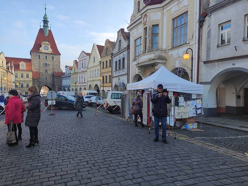 Jednodenní Vánoční trhy v Domažlicích přilákaly v sobotu 18. prosince spoustu návštěvníků. Lidé zavzpomínali i na Havla, který zemřel přesně před deseti lety.