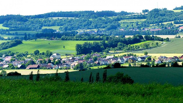 Pohled na Tlumačov z kopce Přední Vrchovo nad Mrákovem.