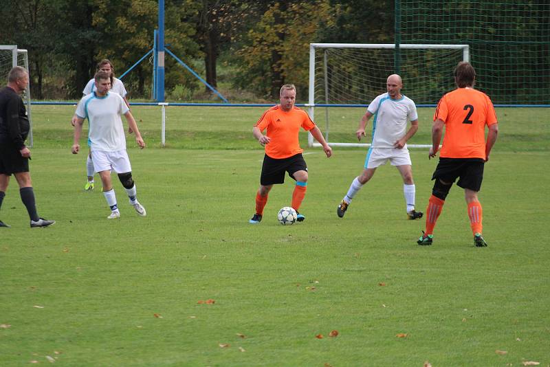 FK Staňkov C (v oranžovém) - Sokol Babylon (v bílém) 2:0 (1:0).