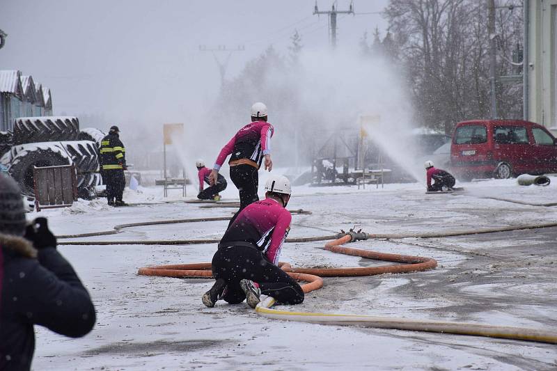 Dobrovolní hasiči z Horního Metelska na ledových útocích v Úněšově.