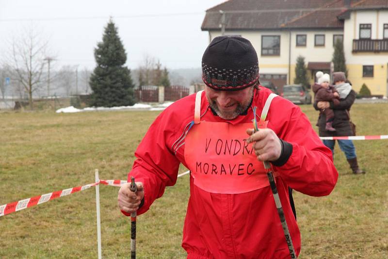 Memoriál umělého kloubu. Recesistického biatlonového závodu  se v neděli zúčastnila i dvojnice olympijské medailistky  Veroniky Vítkové, v Chodově brala ve štafetě zlato.